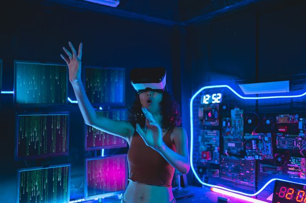 Comment un jeu de simulation de gestion de l'eau peut-il enseigner les principes de l'hydrologie et de la conservation de l'eau ?